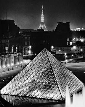 La Pyramide de Louvre , Paris